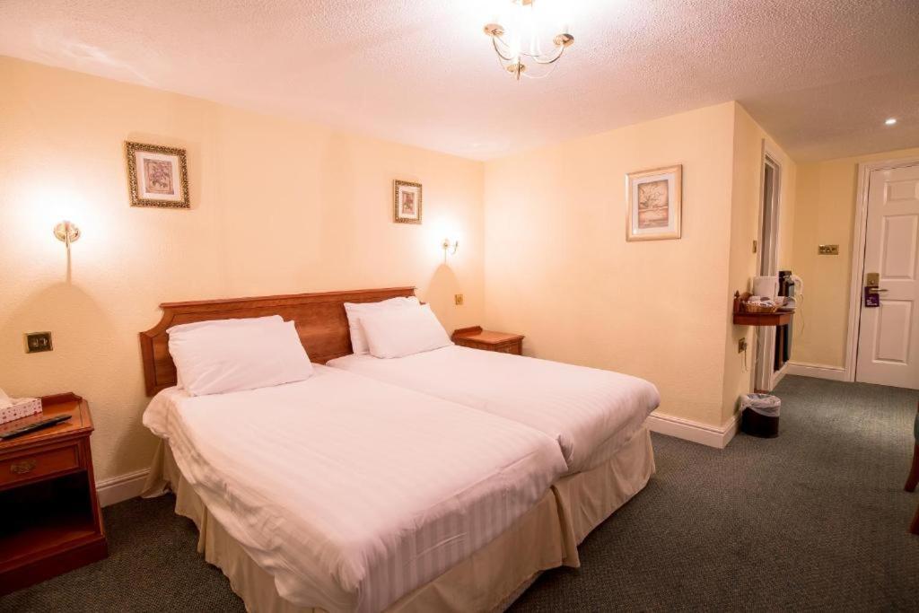 Harefield Manor Hotel Romford Bagian luar foto