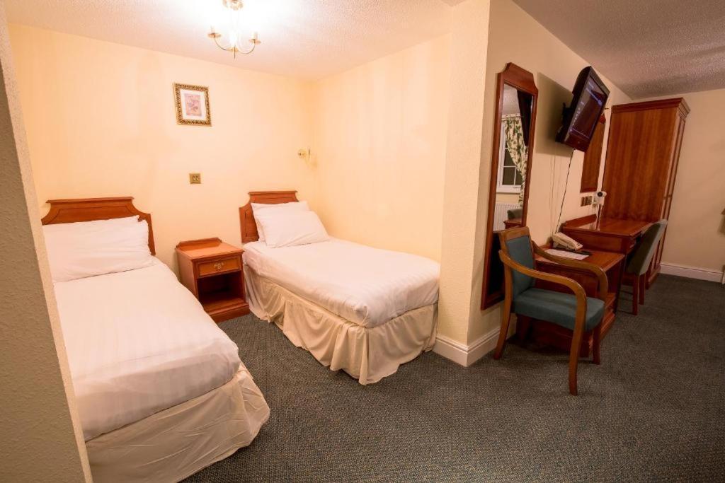 Harefield Manor Hotel Romford Bagian luar foto