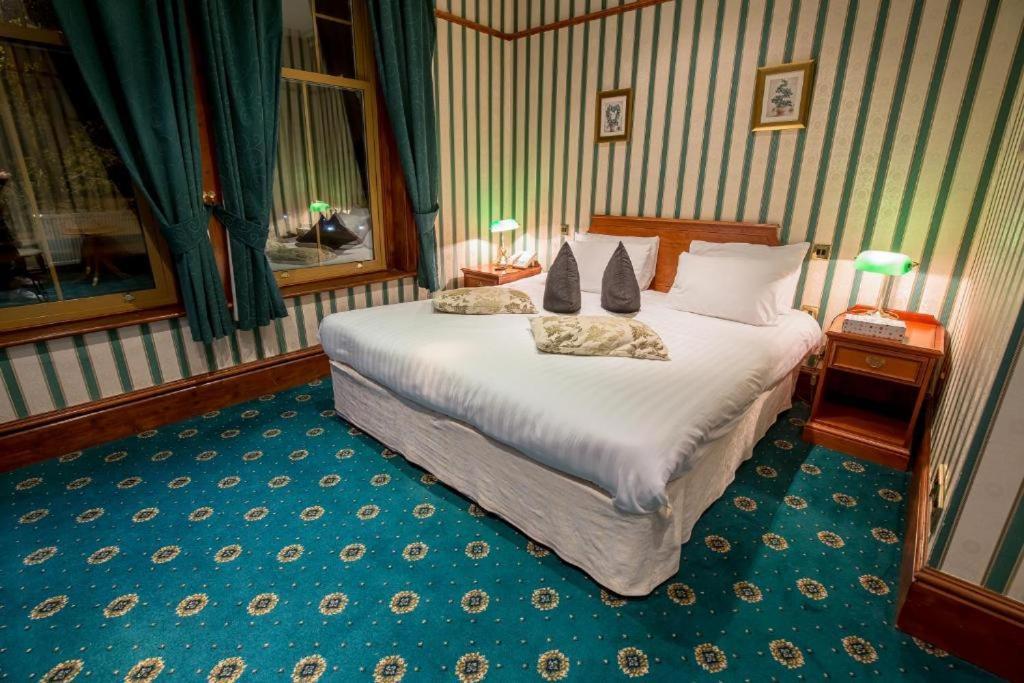 Harefield Manor Hotel Romford Bagian luar foto
