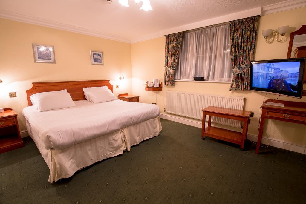Harefield Manor Hotel Romford Bagian luar foto