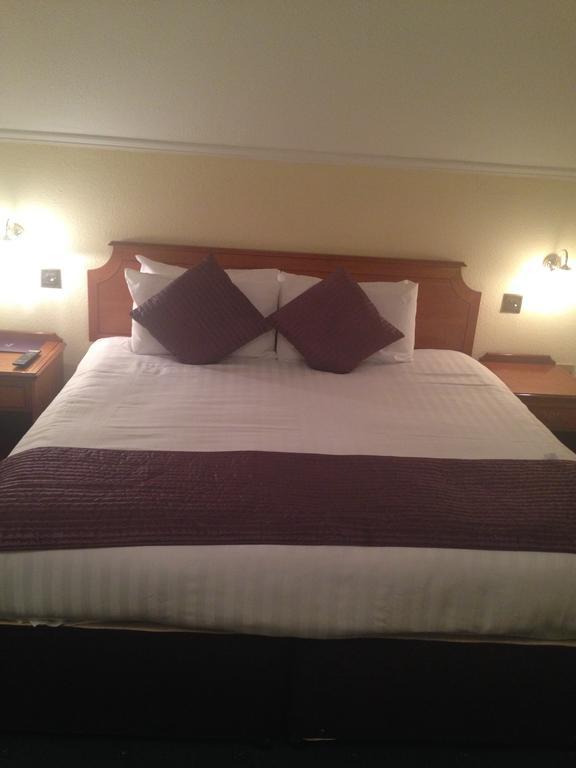 Harefield Manor Hotel Romford Bagian luar foto