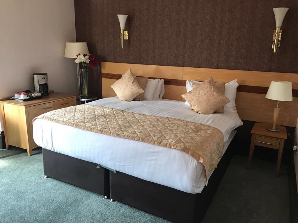 Harefield Manor Hotel Romford Bagian luar foto