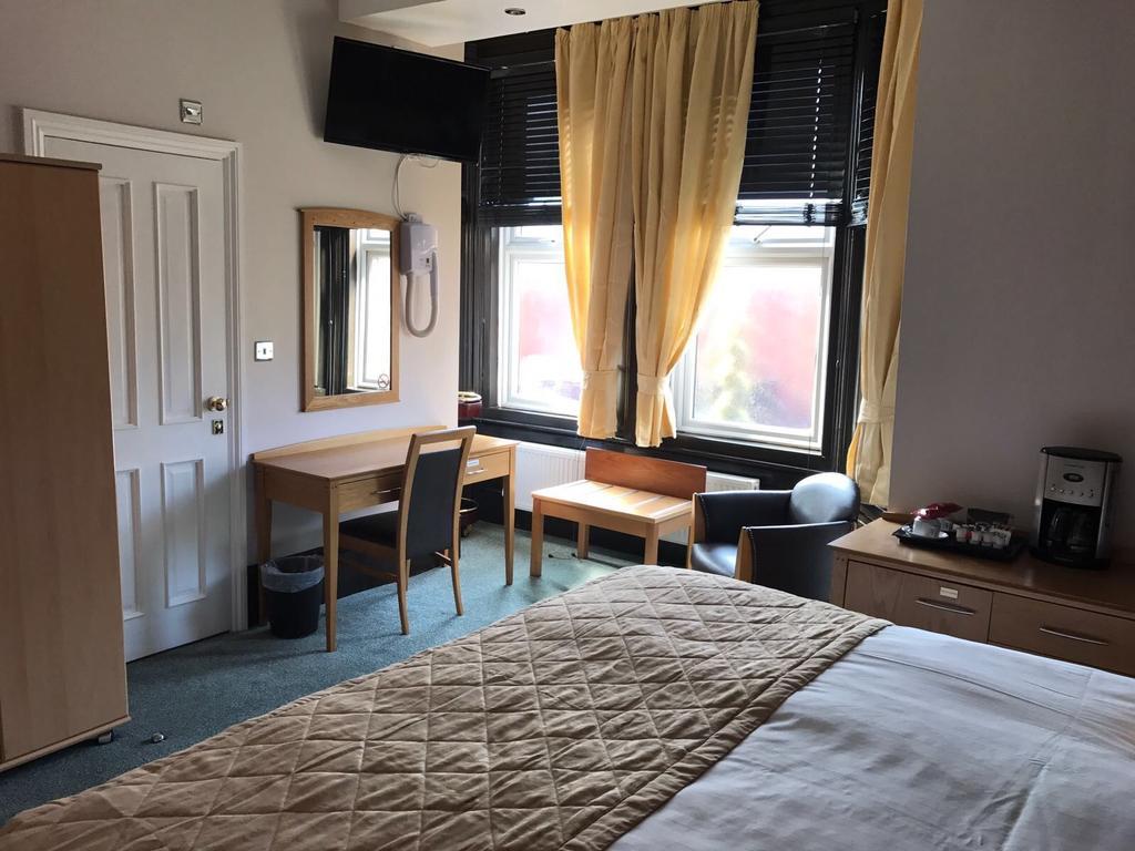 Harefield Manor Hotel Romford Bagian luar foto