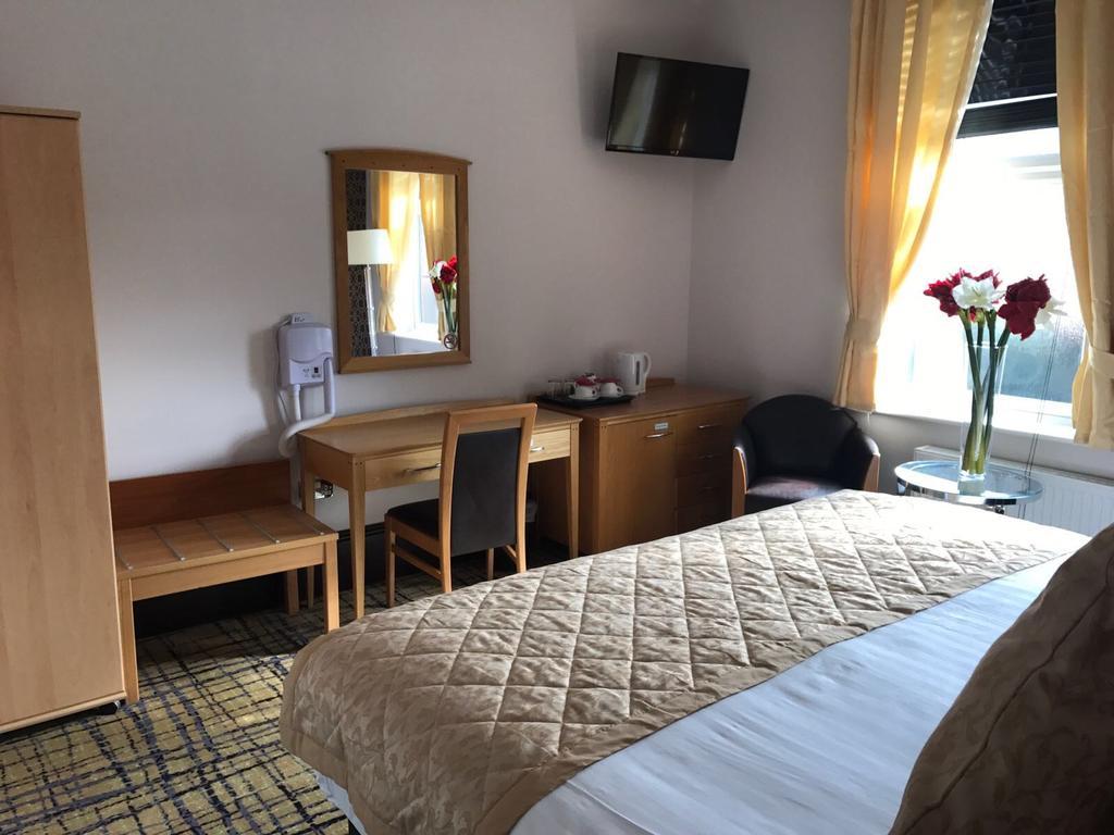Harefield Manor Hotel Romford Bagian luar foto