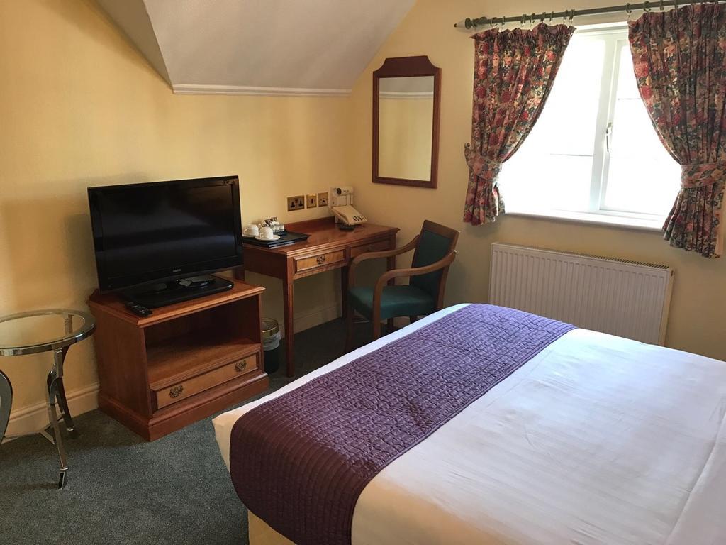 Harefield Manor Hotel Romford Bagian luar foto