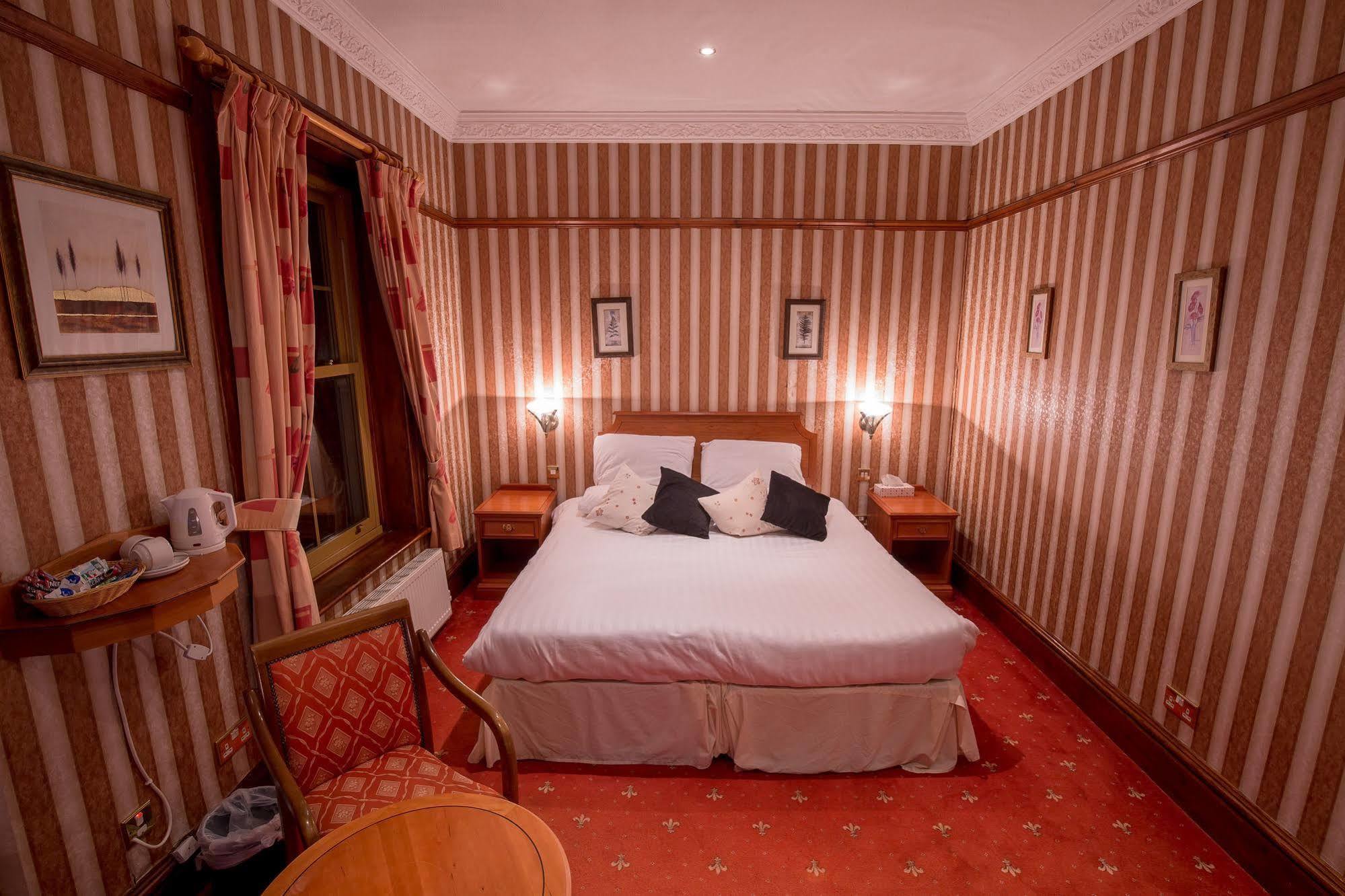 Harefield Manor Hotel Romford Bagian luar foto