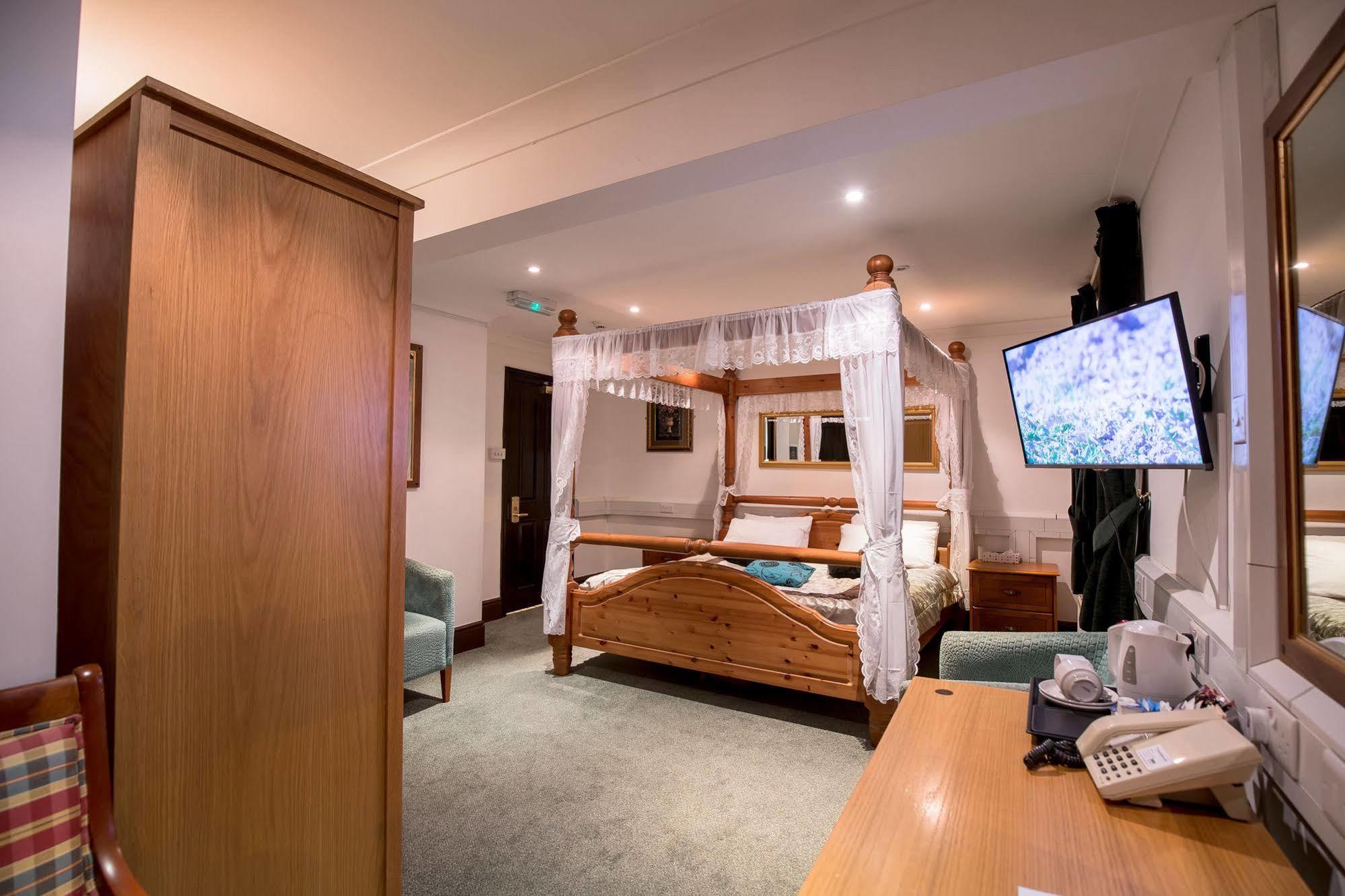 Harefield Manor Hotel Romford Bagian luar foto