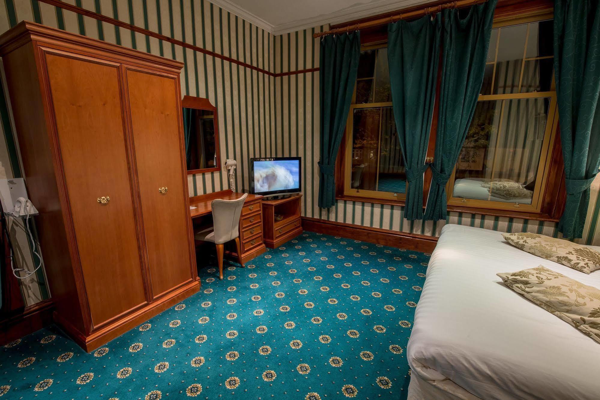 Harefield Manor Hotel Romford Bagian luar foto